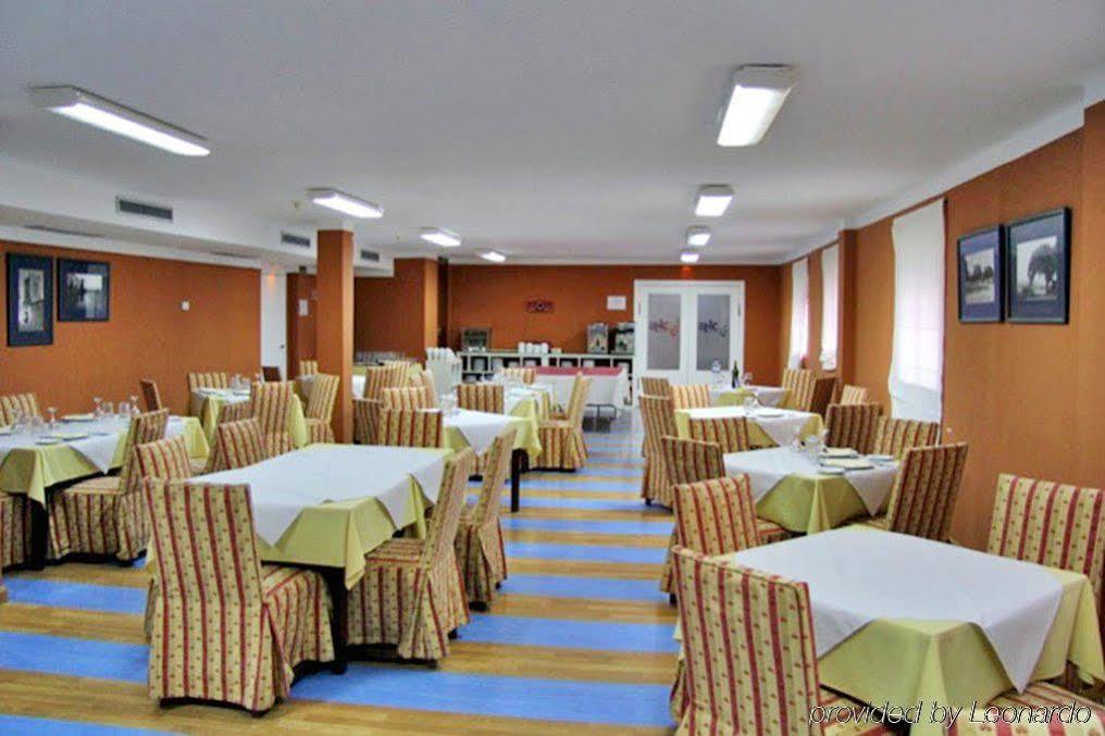 Ahc Hoteles Caces Étterem fotó